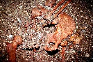 Hochmittelalterliche Bestattung, rechts neben dem Becken Reste des F�tus