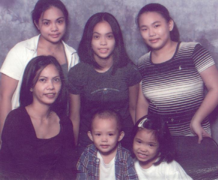 my FamiLy n0w (fr0m uppEr Left) me, dan, ange, m0m, b0yd, 0feLia