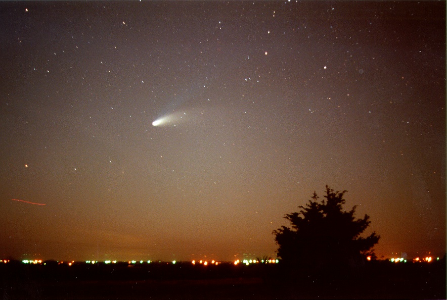 Комета в хабаровске сегодня. Комета Хейла-Боппа 1997. Комета Хейла Боппа в 1997 году. Комета Хейла-Боппа 1997 в России. Комета 1995.