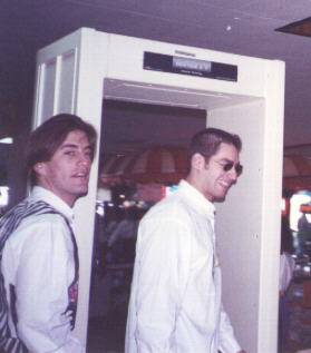 Mauri y Alan en un aereopuerto
