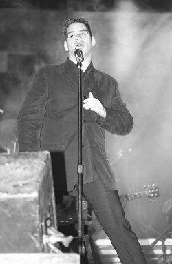 Alan en concierto en la promoci�n de AZUL