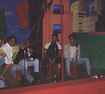 Durante la grabacion de un programa de radio.