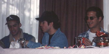 Durante un convivio con el club de fans ACUDEM en el hotel Nikko de la Cd. de Mexico (mismo donde se grabo el video 'Vuela Vuela')