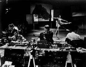 John Cage, David Tudor, Gordon Mumma (al frente), and Carolyn Brown (en el fondo) in Variations V 