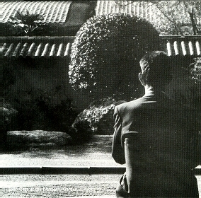 John Cage en el jardn Nanzen-ji en Kyoto (foto del lbum "Ryoanji")