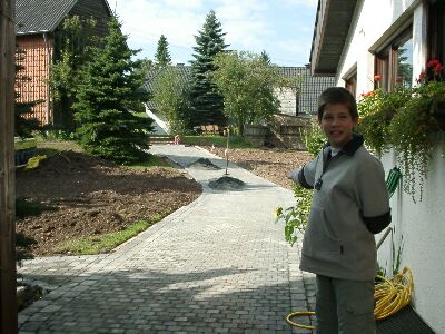 Unser Assistent Jordan f�hrt den Besucher gerne aus dem Haus auf die neu gestaltete Zufahrt