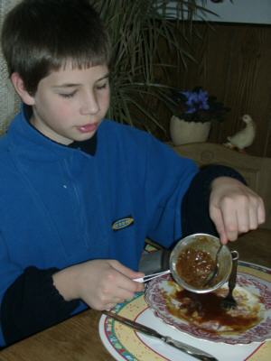 Die Fabrikation zwiebelfreier Sauce erfordert viel Fingerspitzengef�hl und jahrelange Erfahrung