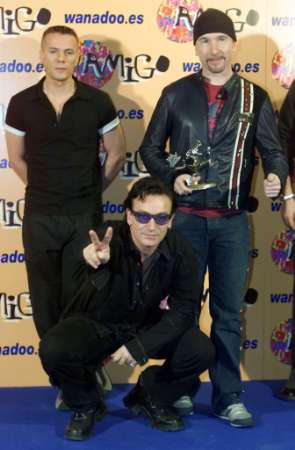 THE BAND MINUS ADAM POSED AT AMIGO MUSIC AWARD