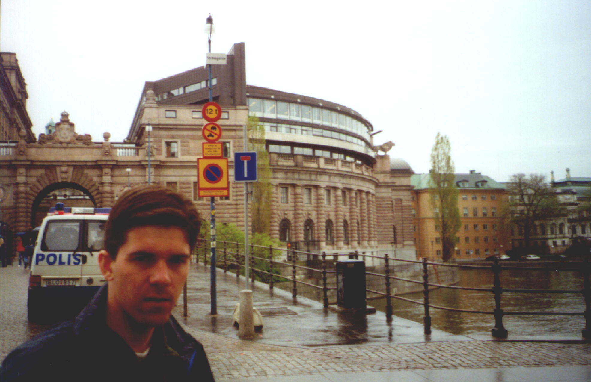 Johan in front of the swedish parlament