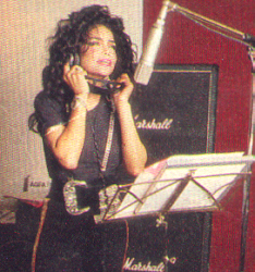 La Toya singing