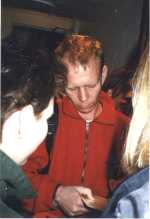 Vince Clarke firmando autografos