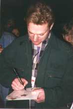 Andy Bell firmando autografos