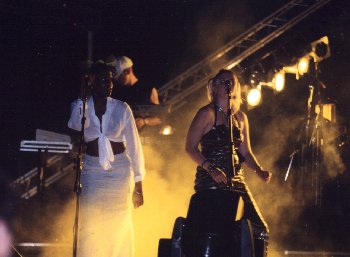 Le due coriste; a sinistra la figlia di Mel - The two female vocalist; the left one is Mel's daughter