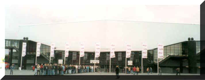 Rotterdam queue .jpg (27583 bytes)