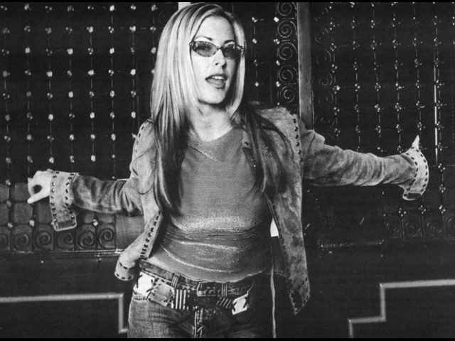 anastacia.jpg (64936 byte)