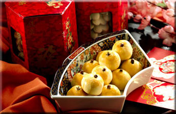 Chinese Lunar New Year Cookies Pt1 - Mandarin Tangerine Cookies - Come and savour the divine combination of the east and west Mandarin tangerine festive cookies. The Mandarin tangerines or oranges signify gold or wealth. These lovely festive cookies with delicious butter pastry and tangy pineapple filling are shaped into golden Mandarin tangerines enhanced with a light redolence of fragrant clove. No doubt they are absolutely one of the favourite gift ideas for the Chinese Lunar New Year. 