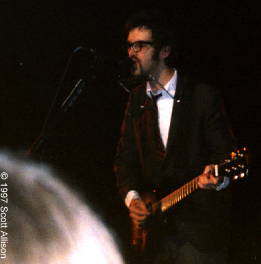 E singing