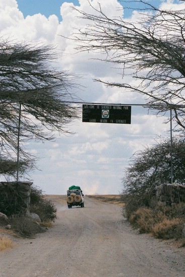 2002-Tanz-04-33-entrance_Serengeti