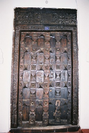 2002-Tanz-14-32-door_hotel_Kiponda