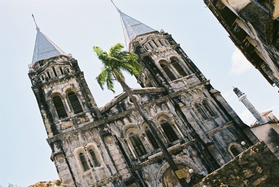 2002-Tanz-15-13-church-tree-mosque