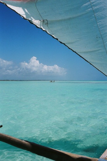 2002-Tanz-16-13-dhow-at-sea