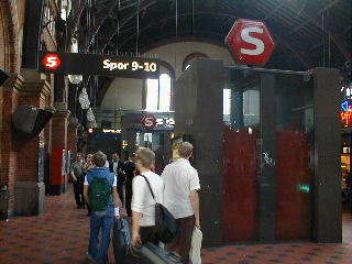 Central station:  elevator from concourse to platform