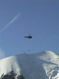 Evacuation of the wounded alpinist. Photo by N.Nosov