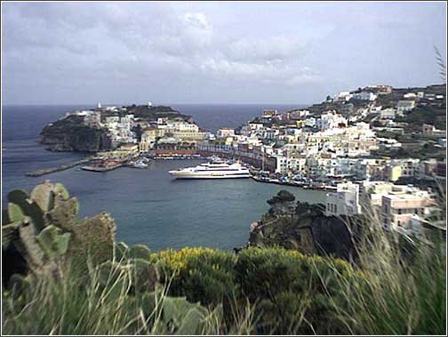 Isola di Ponza - Veduta del centro di Ponza