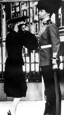 Lucy and the Palace Guard