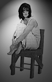 Monica sur une chaise