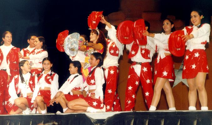 Tatiana con su ballet terminando Oh Susana