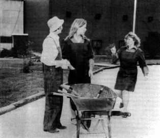 Mum, Lynn & Dor in the garden