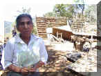 Mujer y casa destruida.jpg (550748 bytes)