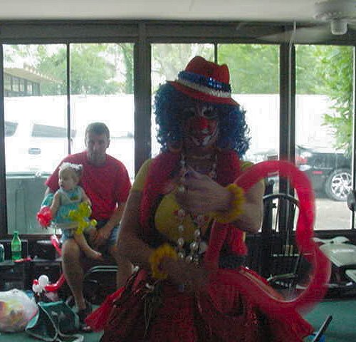 Kook the clown makes balloon animals
