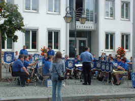 playing at holzchirchen one tom.jpg (84815 bytes)