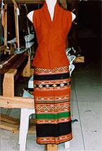 Show of your stitiching and indulge youe love  of fabrics with this Kubua's Thaiyuan  classic-style tin-jok e design