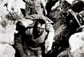 Batalha do Somme: soldado britnico carrega colega ferido.