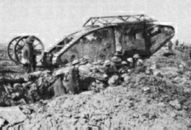 Soldados britnicos ao lado de um tanque MK I.