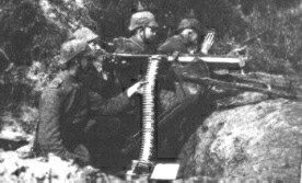 Alemes entrincheirados utilizando uma MG08.