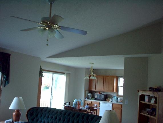 kitchen001.jpg (27766 bytes)