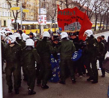 Polizei&uuml;bergriffe unter der U-Bahn-Br&uuml;cke Bornholmer/Berliner Str.