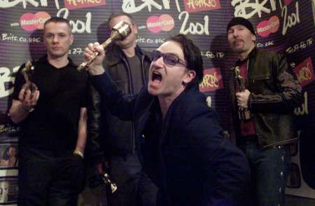 THE BAND POSED FOR THE PRESS AT BRIT MUSIC AWARDS.