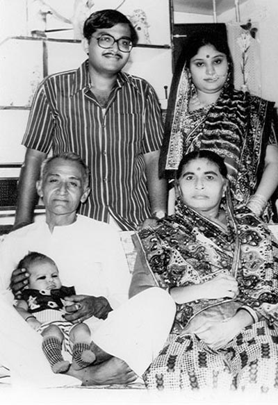 Papa, Mummy, Dada, daadi aur mein!!