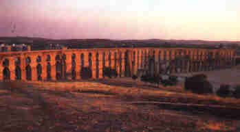 Aqueduct of  Amoreira (Now, only in Portuguese. Sorri)
