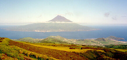 Ilha do Pico e o canal vistos da borda da Caldeira