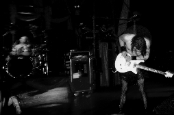 Dave Navarro playing away � 1997 muggles