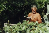 Who disturbs there during the reading?