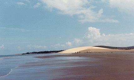 Spiaggia e paesino da sotto la duna