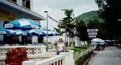 outside Silvermine Beach Hotel ���q�W�s��