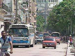 cuba-rue-autobus-autos.jpg (17909 octets)